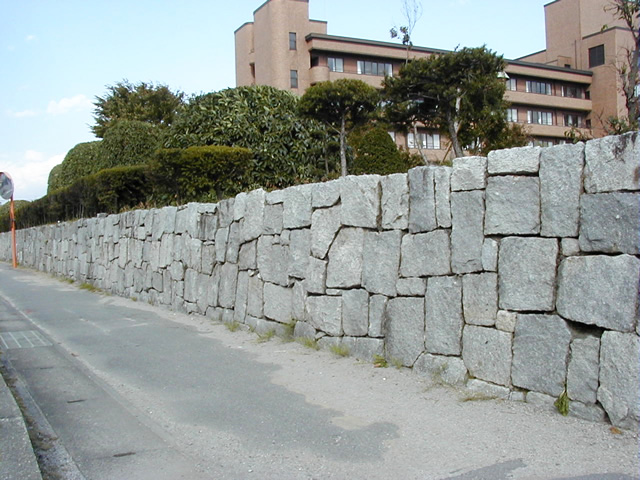 特殊な石積　四角い石を大小混ぜながら変化を持たせて積んである。